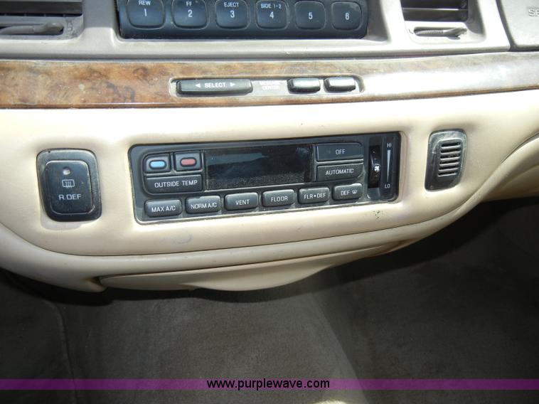 image for item C4322 1997 Lincoln Town Car Executive