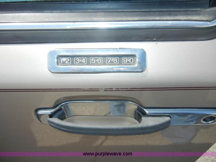 image for item C4322 1997 Lincoln Town Car Executive
