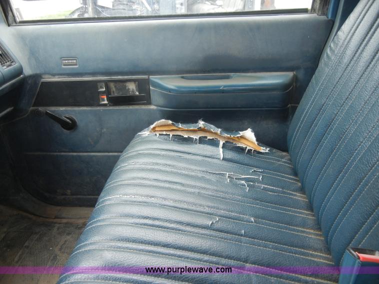 image for item C4457 1988 Chevrolet K2500 Cheyenne extended cab pickup truck