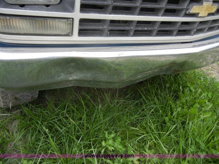 image for item C4457 1988 Chevrolet K2500 Cheyenne extended cab pickup truck