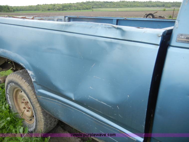 image for item C4457 1988 Chevrolet K2500 Cheyenne extended cab pickup truck