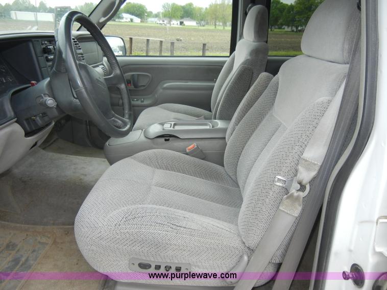 image for item C4459 1999 GMC Suburban 1500 SLE SUV