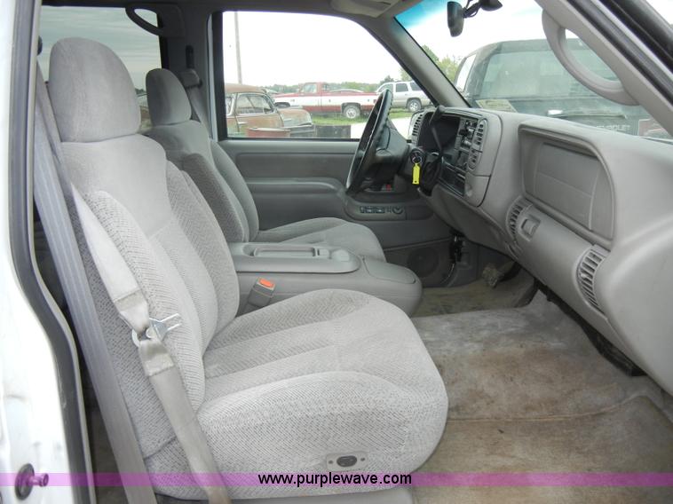 image for item C4459 1999 GMC Suburban 1500 SLE SUV