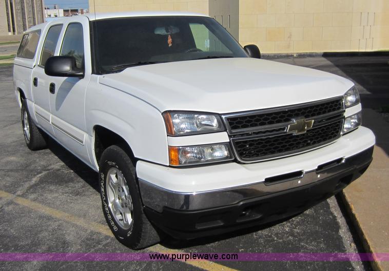 image for item C5436 2007 Chevrolet Silverado 1500 LS crew cab pickup truck