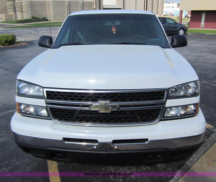 image for item C5436 2007 Chevrolet Silverado 1500 LS crew cab pickup truck