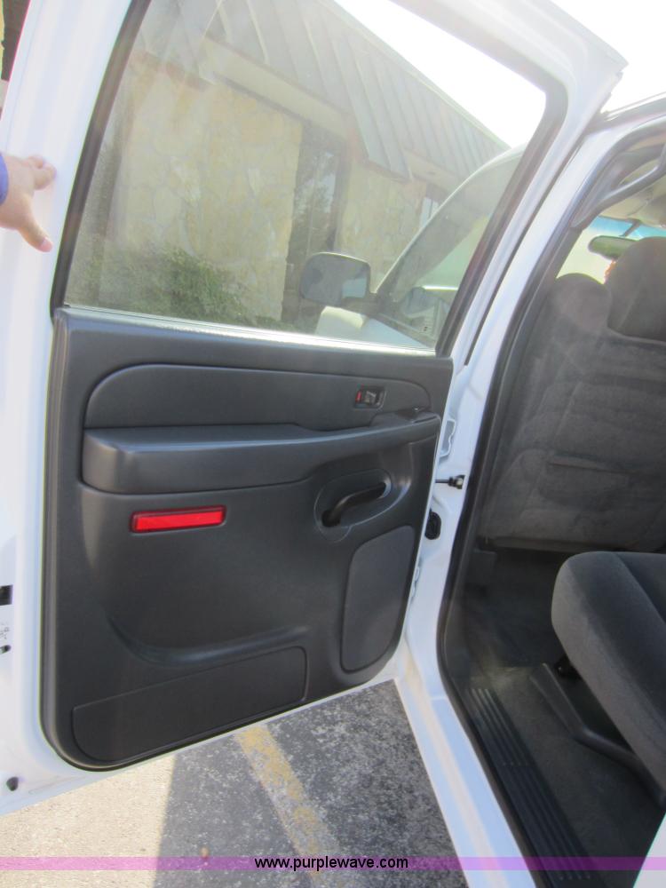 image for item C5436 2007 Chevrolet Silverado 1500 LS crew cab pickup truck