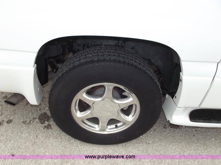 image for item D3854 2003 GMC Yukon Denali 1500 XL AWD SUV