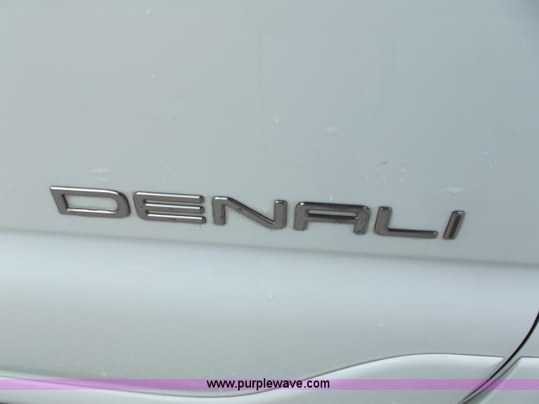 image for item D3854 2003 GMC Yukon Denali 1500 XL AWD SUV