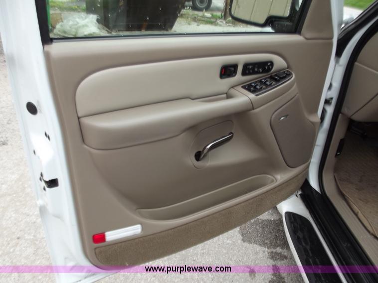 image for item D3854 2003 GMC Yukon Denali 1500 XL AWD SUV