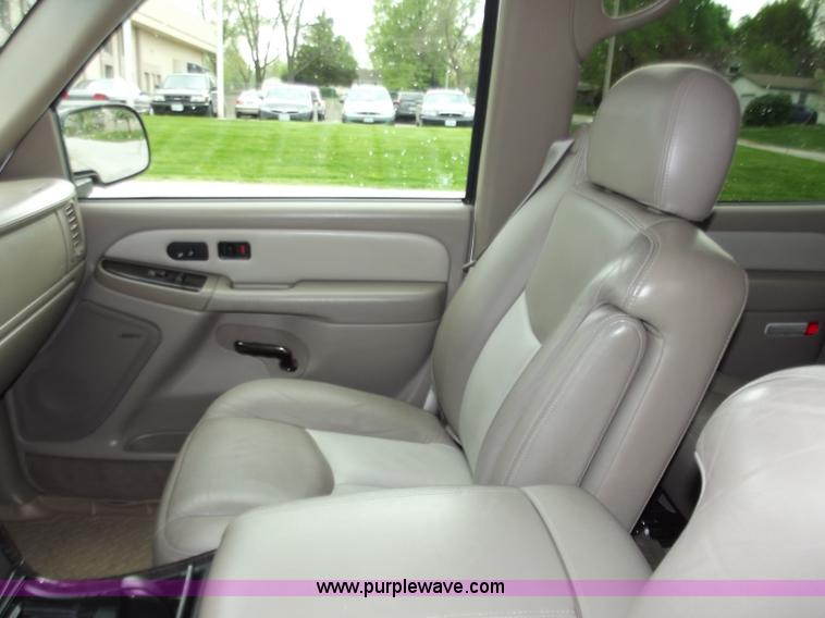 image for item D3854 2003 GMC Yukon Denali 1500 XL AWD SUV