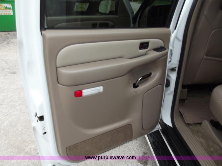 image for item D3854 2003 GMC Yukon Denali 1500 XL AWD SUV