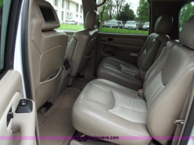 image for item D3854 2003 GMC Yukon Denali 1500 XL AWD SUV