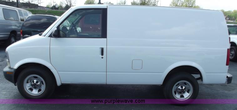 image for item D3857 2001 GMC Safari cargo van