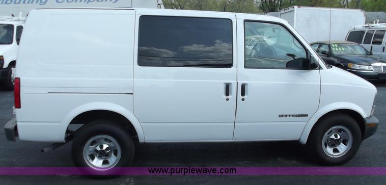 image for item D3857 2001 GMC Safari cargo van