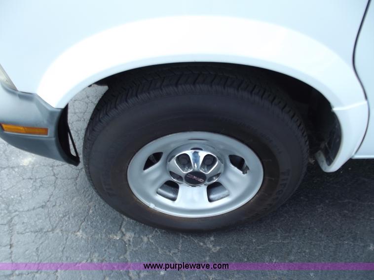 image for item D3857 2001 GMC Safari cargo van