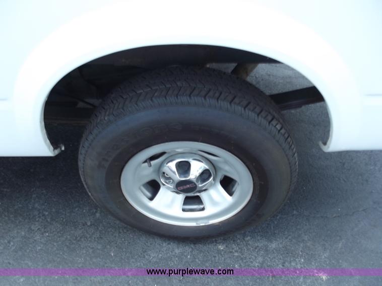 image for item D3857 2001 GMC Safari cargo van