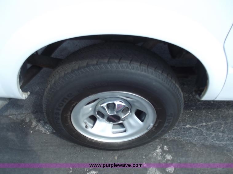 image for item D3857 2001 GMC Safari cargo van