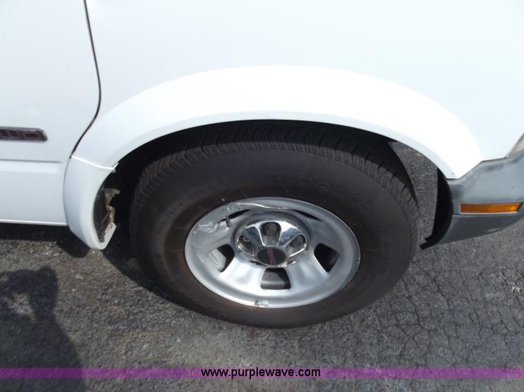 image for item D3857 2001 GMC Safari cargo van