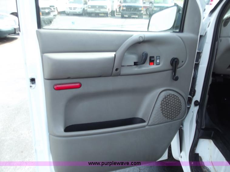 image for item D3857 2001 GMC Safari cargo van