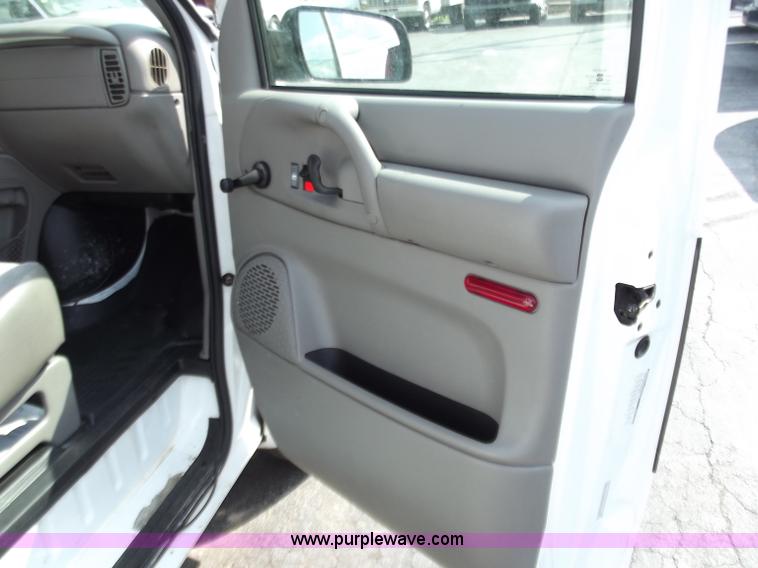 image for item D3857 2001 GMC Safari cargo van