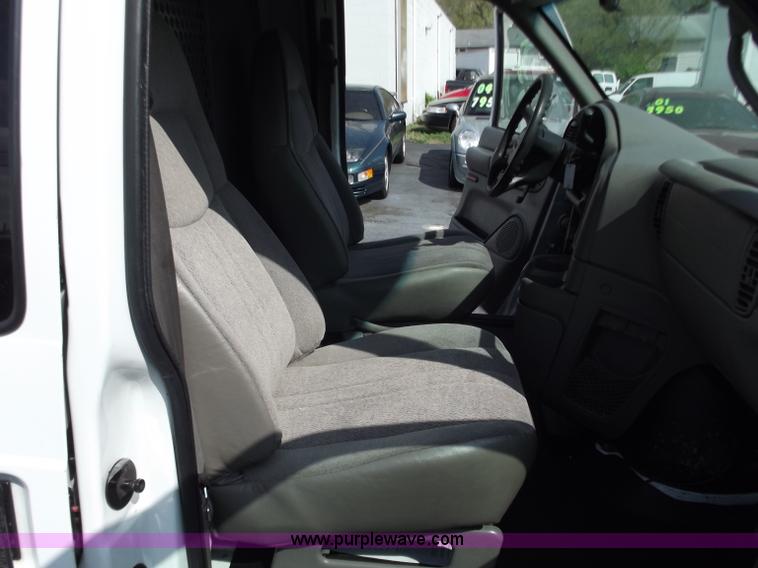 image for item D3857 2001 GMC Safari cargo van
