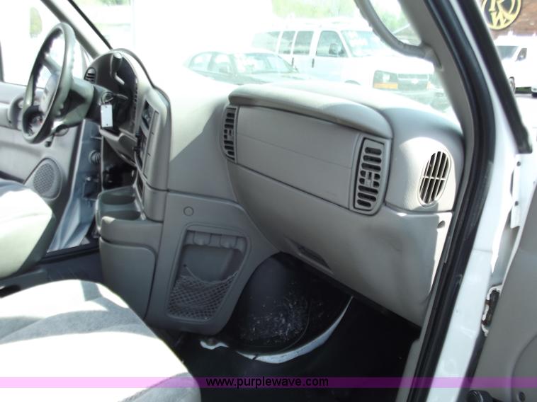 image for item D3857 2001 GMC Safari cargo van