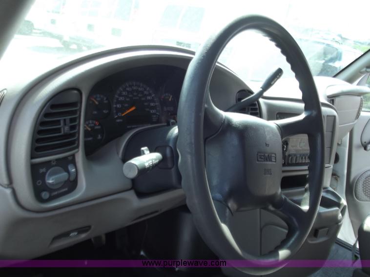 image for item D3857 2001 GMC Safari cargo van