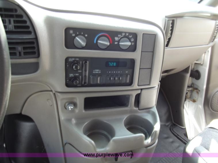 image for item D3857 2001 GMC Safari cargo van