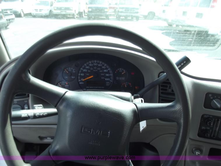 image for item D3857 2001 GMC Safari cargo van