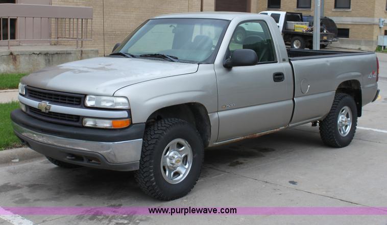 image for item D7686 2000 Chevrolet Silverado K1500 pickup truck