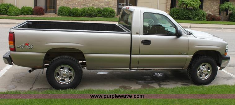 image for item D7686 2000 Chevrolet Silverado K1500 pickup truck