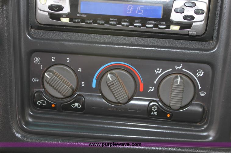 image for item D7686 2000 Chevrolet Silverado K1500 pickup truck