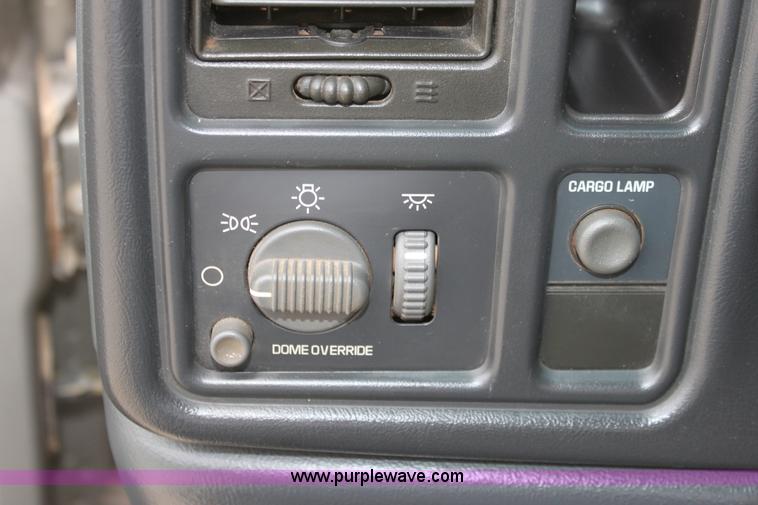 image for item D7686 2000 Chevrolet Silverado K1500 pickup truck