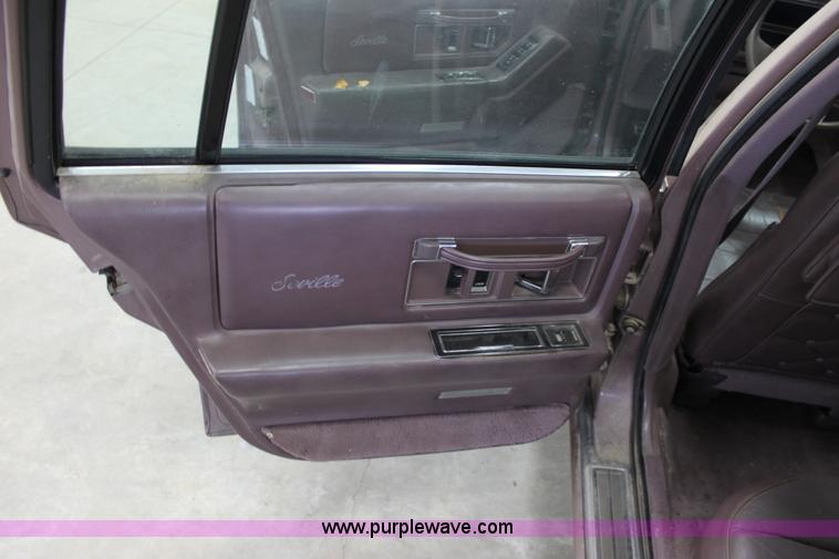 image for item D7687 1989 Cadillac Seville