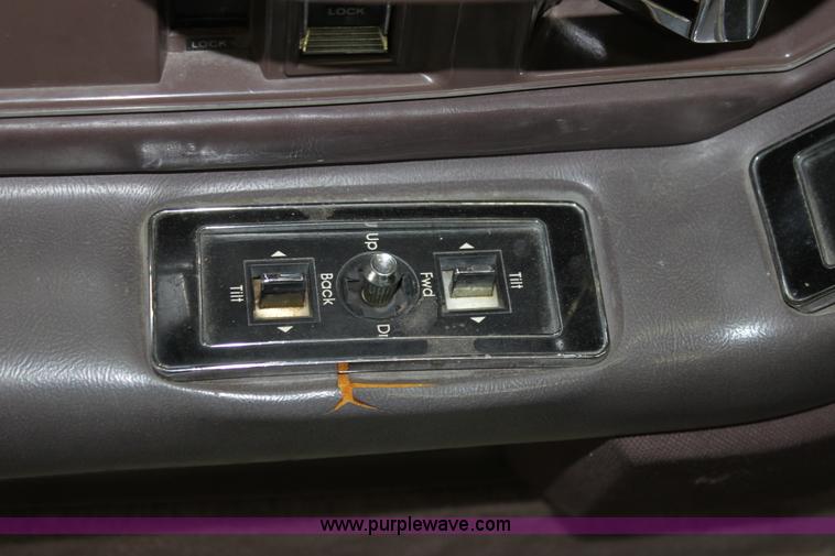 image for item D7687 1989 Cadillac Seville