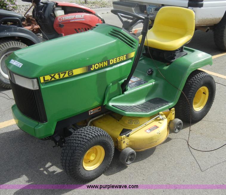 image for item K9065 1993 John Deere LX176 lawn mower
