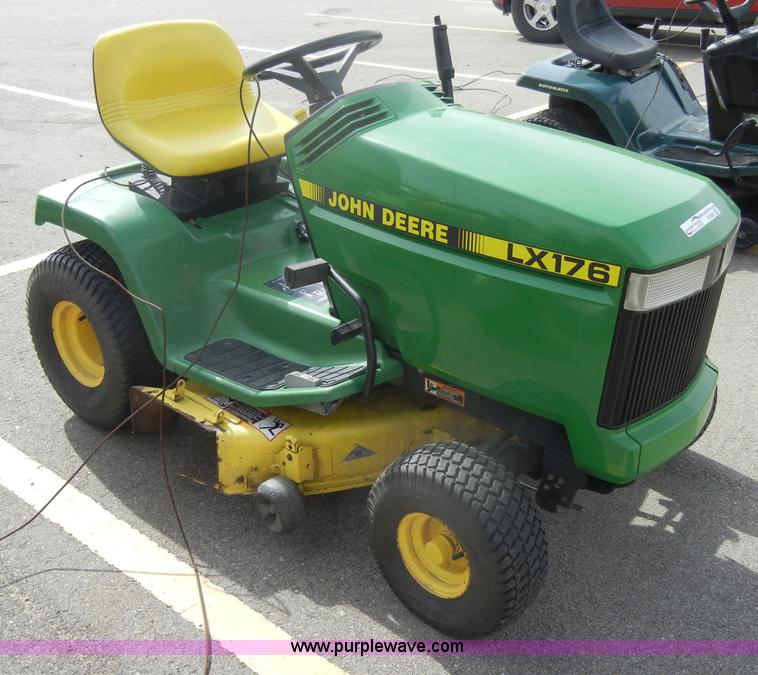 image for item K9065 1993 John Deere LX176 lawn mower