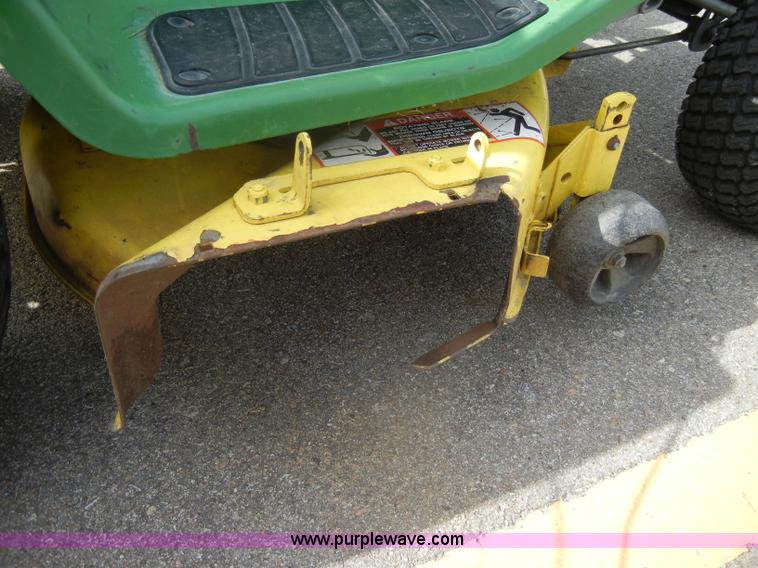 image for item K9065 1993 John Deere LX176 lawn mower