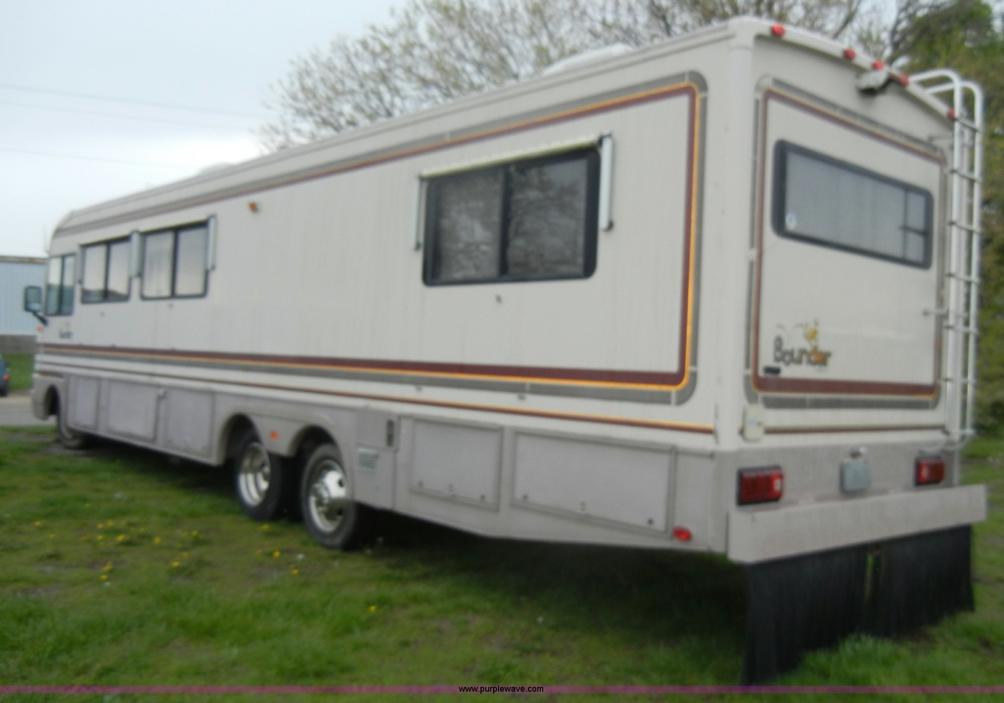1993 Chevrolet Fleetwood Bounder RV camper in Topeka, KS Item C4291