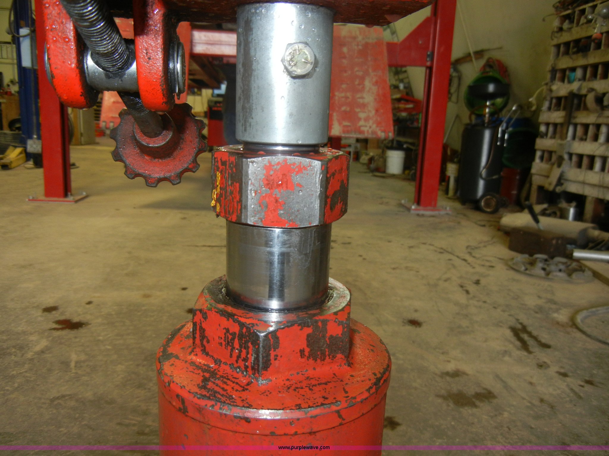 Norco 1/2 ton hydraulic telescopic transmission jack in Greeley, KS