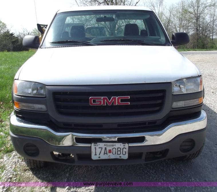 image for item B6328 2007 GMC 2500HD pickup truck