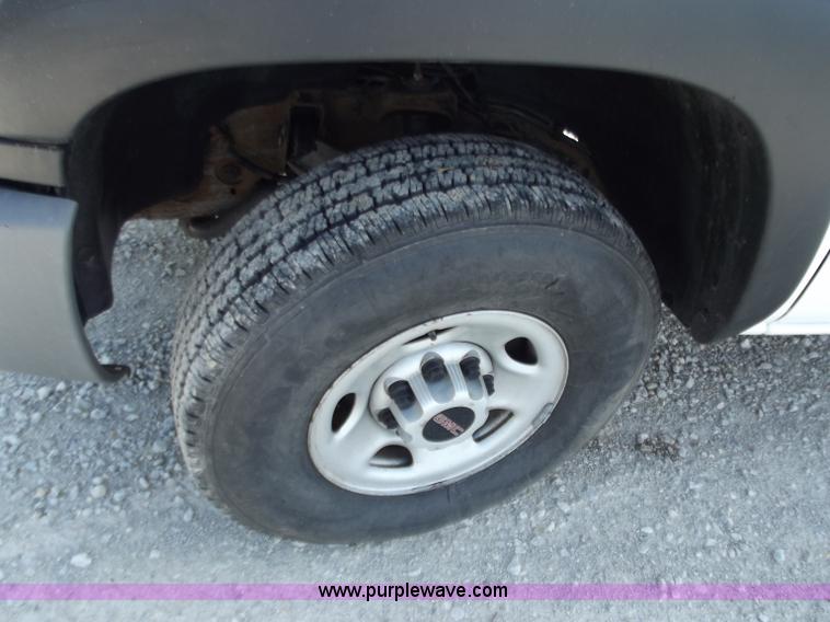 image for item B6328 2007 GMC 2500HD pickup truck