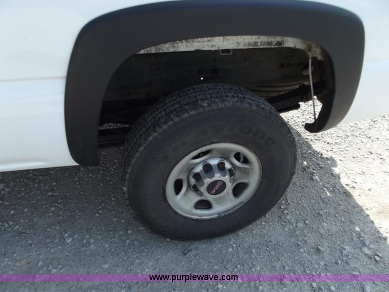 image for item B6328 2007 GMC 2500HD pickup truck