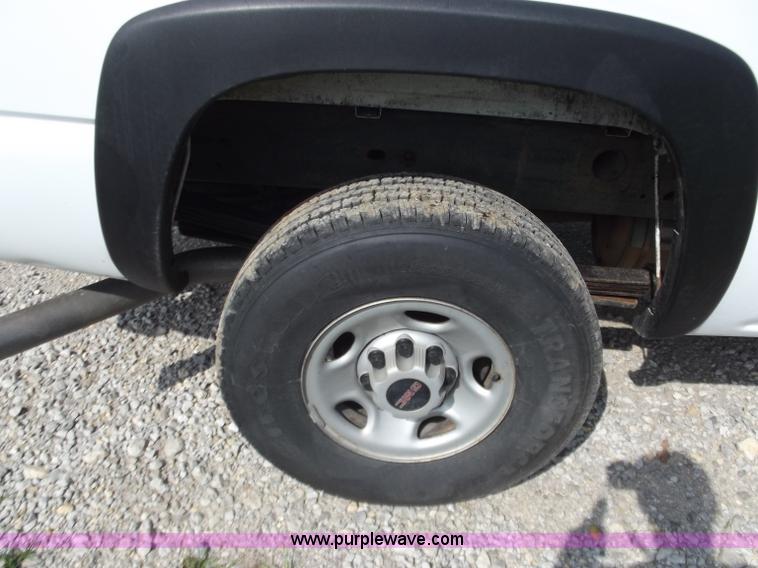 image for item B6328 2007 GMC 2500HD pickup truck