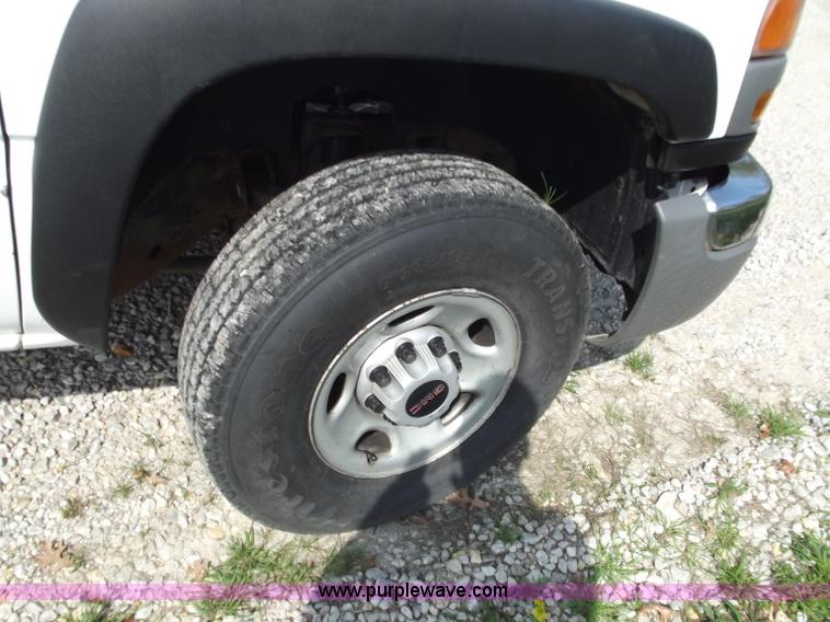 image for item B6328 2007 GMC 2500HD pickup truck