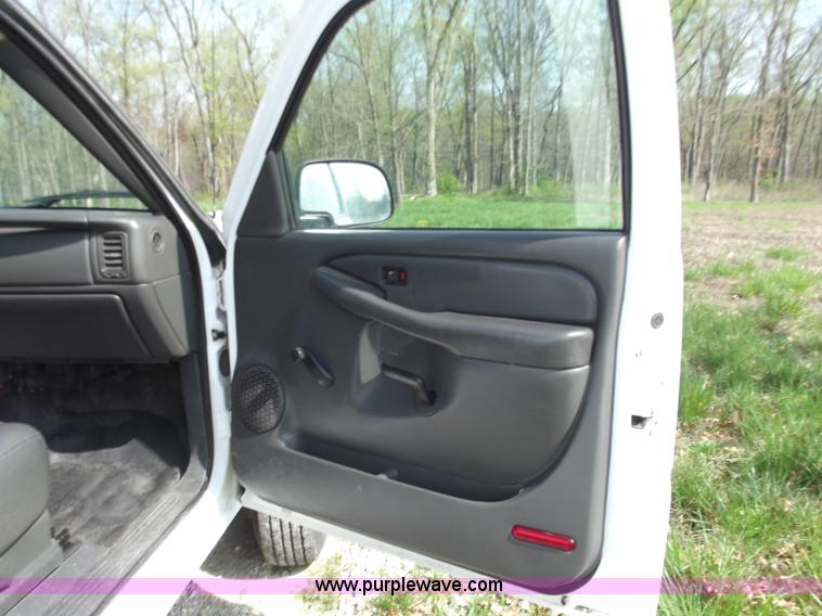 image for item B6328 2007 GMC 2500HD pickup truck