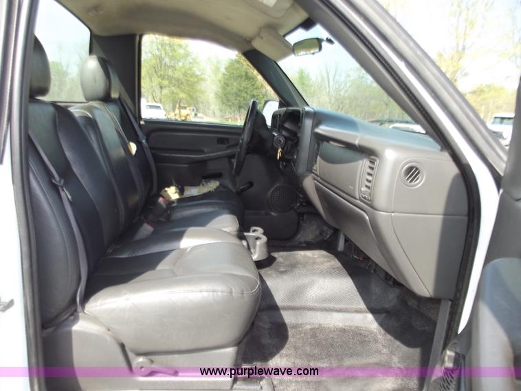 image for item B6328 2007 GMC 2500HD pickup truck