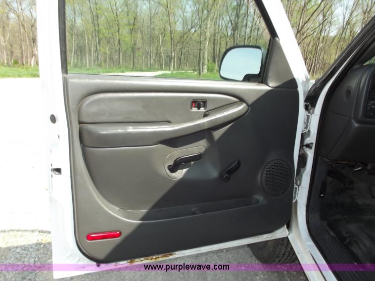 image for item B6328 2007 GMC 2500HD pickup truck