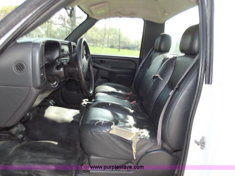 image for item B6328 2007 GMC 2500HD pickup truck