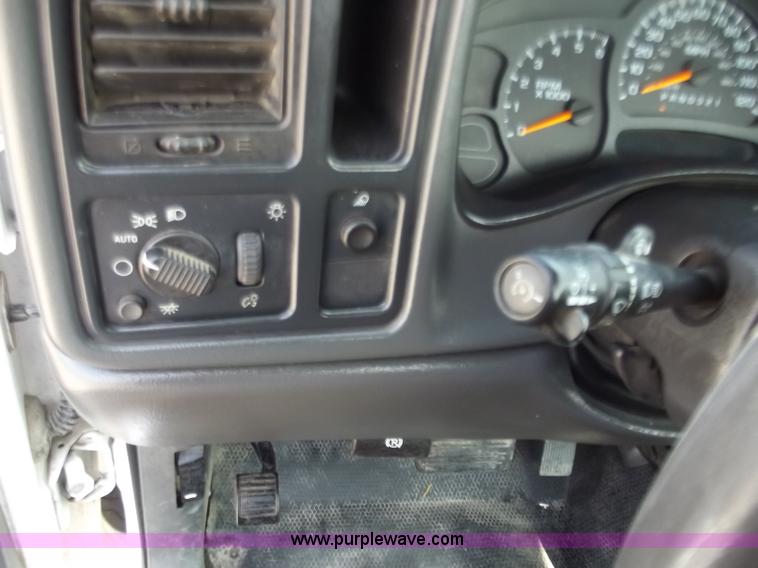 image for item B6328 2007 GMC 2500HD pickup truck